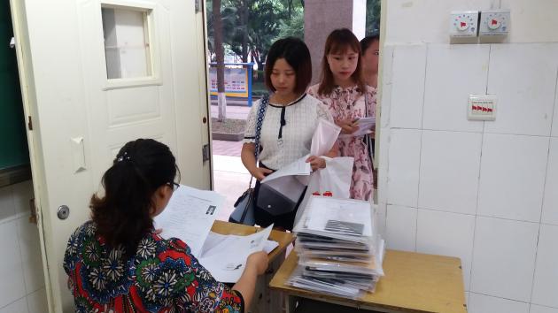 工作人员仔细审核应聘材料