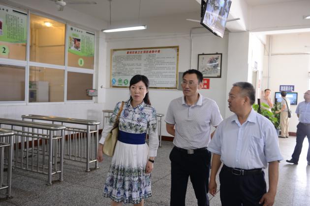 视察食堂
