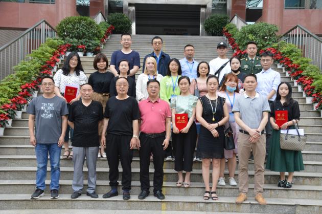 龙清明校长及部分学校领导与外聘教师合影