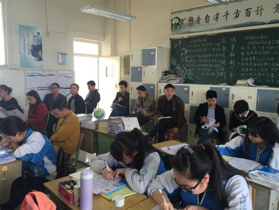 地理老师们认真听课