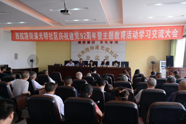 双流中学党总支副书记向发友作交流发言
