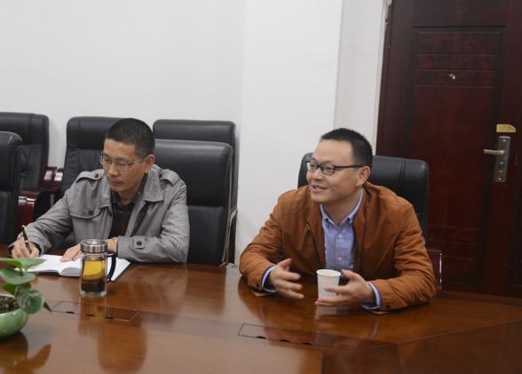 信息中心教师戴荣老师汇报工作