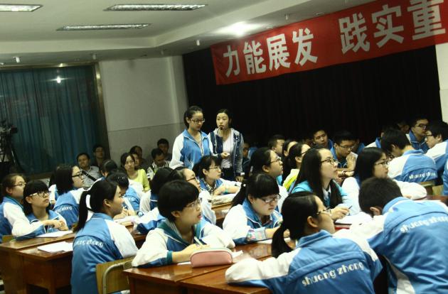 邓玉老师与学生互动