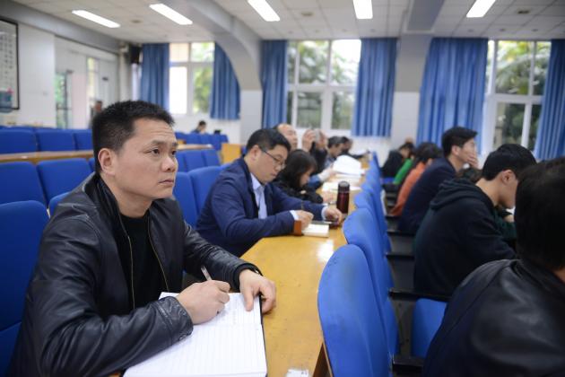 徐校长认真做笔记