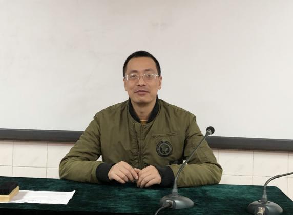 年级组长何健主持会议