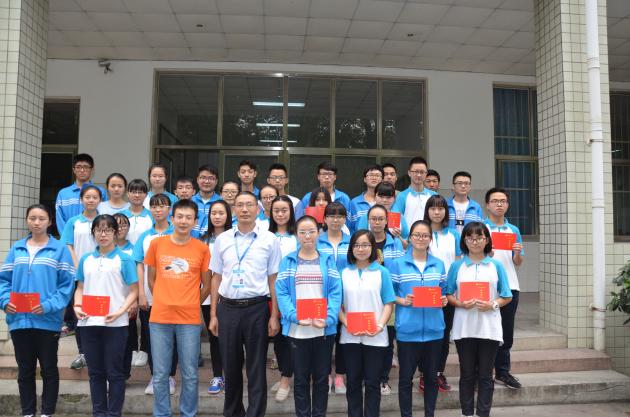 本期学员和向书记及党校教师郑鹏合影
