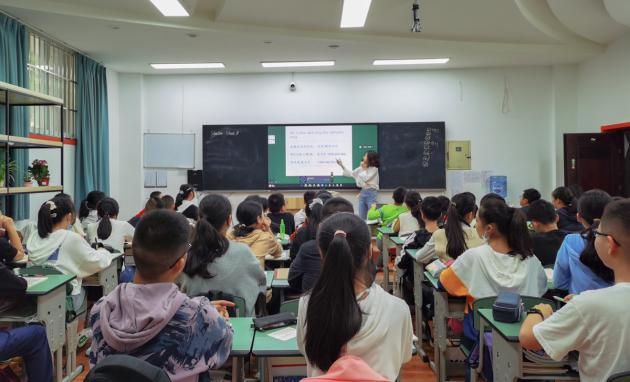 同学们专心致志上英语课