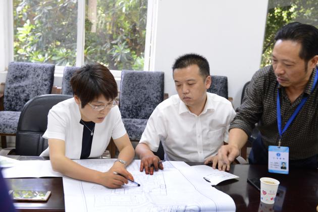 杨区长查看规划图