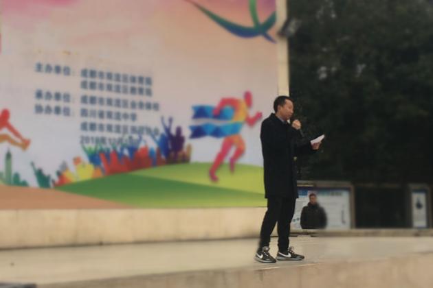 教师代表张作松发言