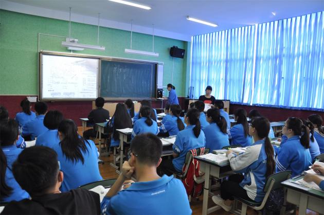 彭世君老师与学生互动