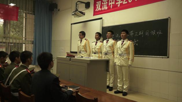 国旗班老队员交流经验