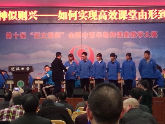 与会嘉宾给优秀学生发言