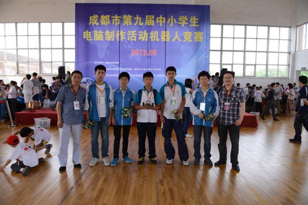参加成都市中小学机器人竞赛