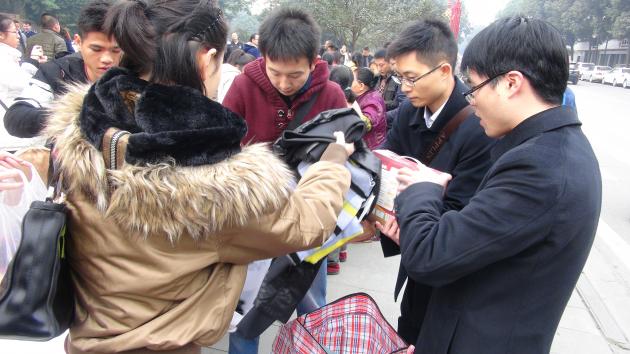 我校师生在捐赠现场
