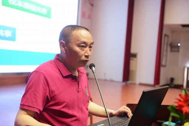 双流中学教务处主任杨成林介绍共享资源平台