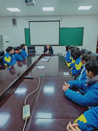  杨主任倾听同学们的意见
