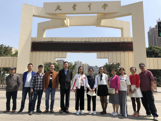 大弯中学校门合影