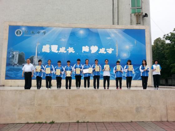 熊校长与获奖学生合影