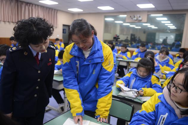 罗琍局长在开讲课堂中与学生互动