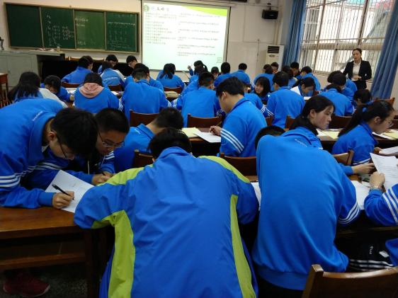学生分组讨论