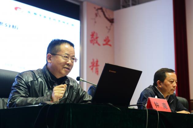 钟南书记分析考试成绩并作教学建议