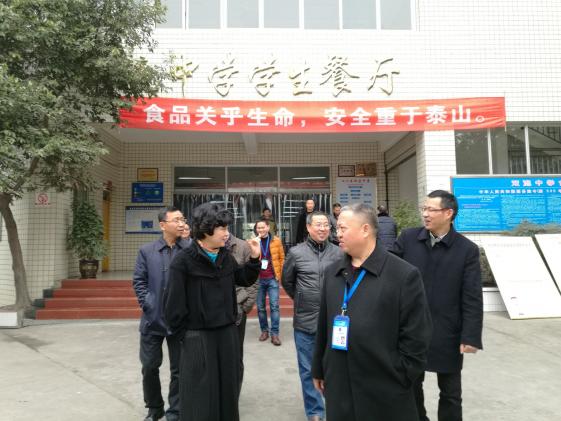 视察食堂