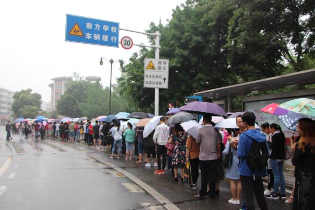 来自全省各地的家长及考生近万人