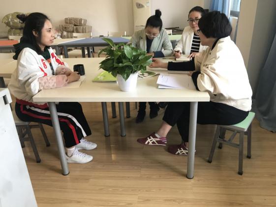 四位老师进行讨论
