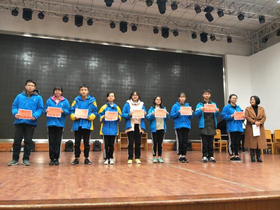 学生处张主任为年级优秀学生颁发奖状