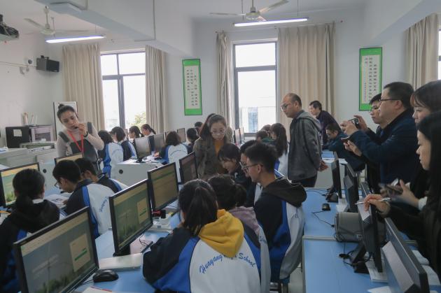 各参训老师近距离观看学生活动