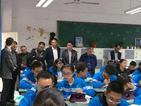 参观学生使用平板