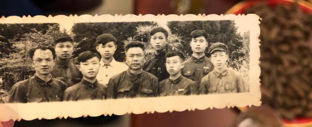 图片7：陈国松老先生（第一排最左）与老红军合影