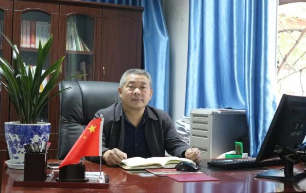 达州市万源中学校长张忠祥