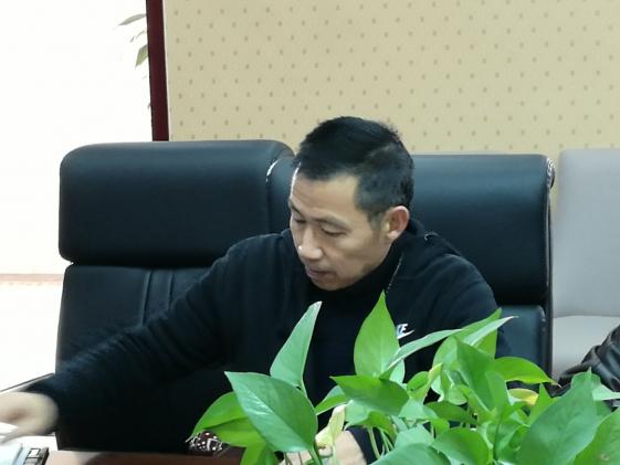 专家组领导查阅相关资料