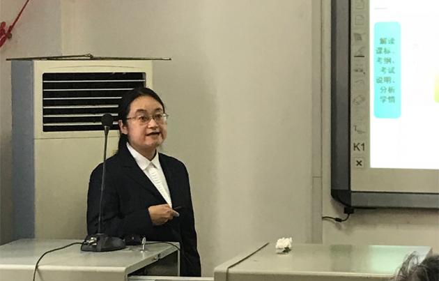 比赛中的何静老师