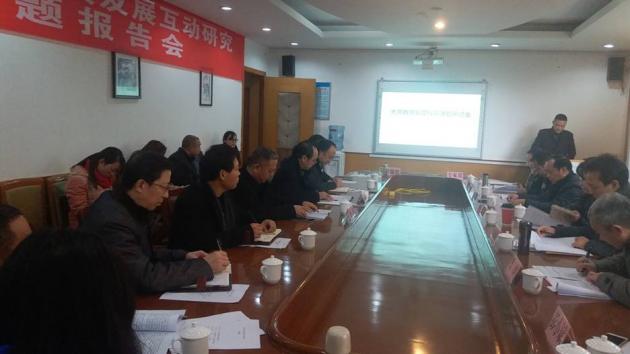 大弯中学教务处王主任主持本次课题报告会