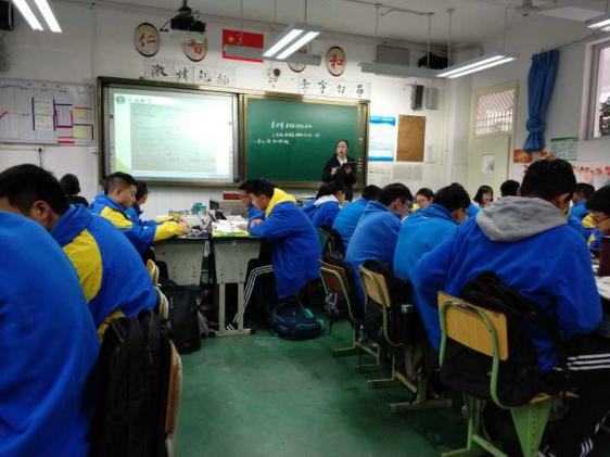 杜艳霞老师正在使用平板电脑上课