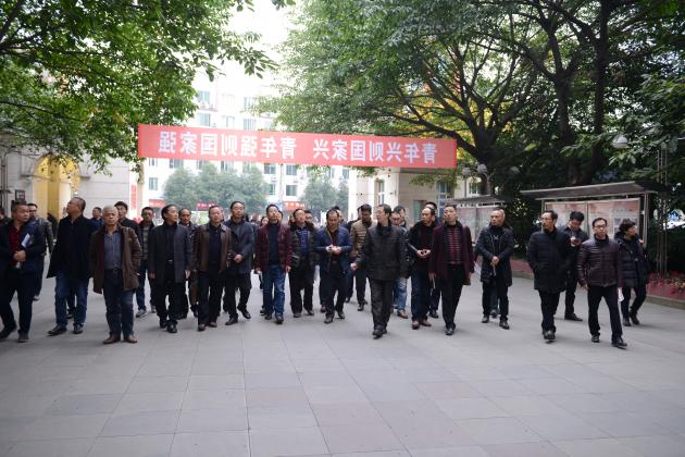 李卫东副主任带领教师们参观学校