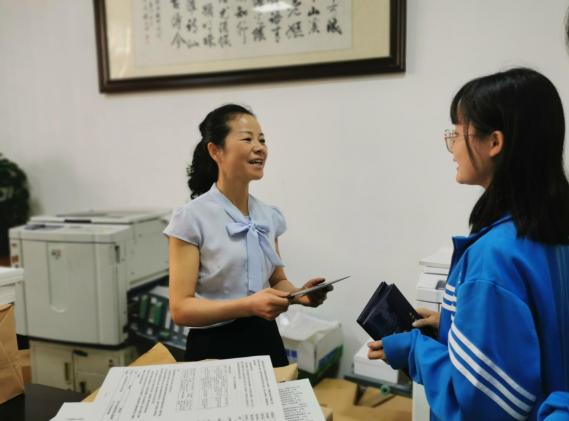 学生会同学为教师送节日慰问贺卡