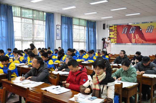 观摩教师认真听课