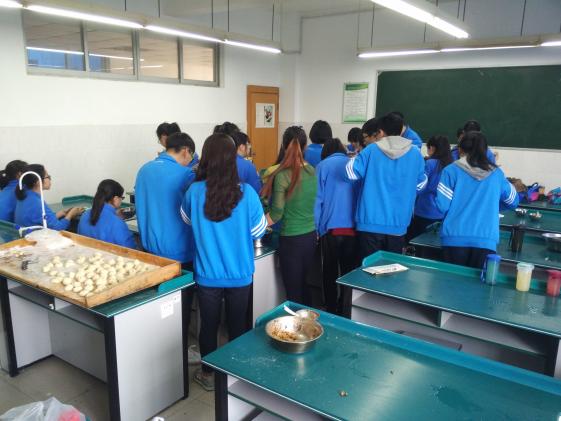 邓琼仙女士开设的选修课《小吃制作》