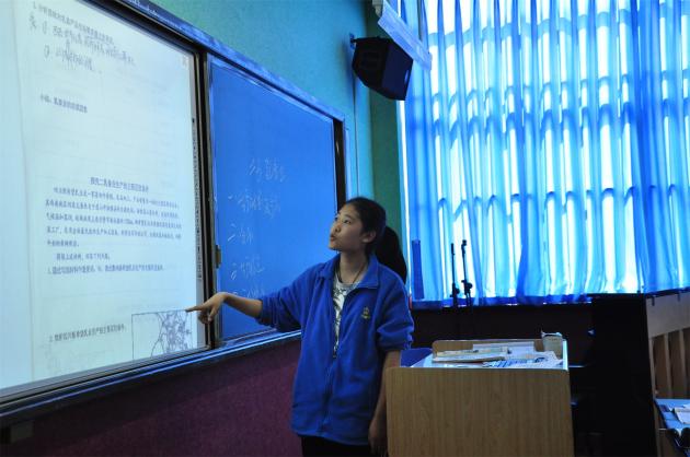 学生积极上台展示