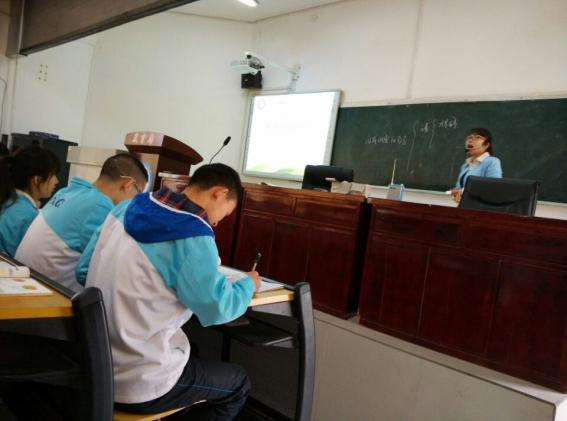永安校区吴艳老师在授课
