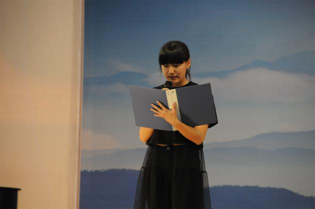学生处杨成林主任在校园广播里宣布防震应急疏散演练活动开始