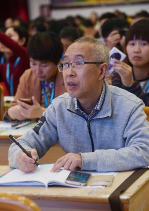 双流中学资深教师、四川省特级教师黎国胜老师认真听课