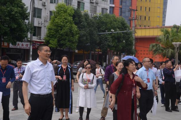 在校门迎接参观领导