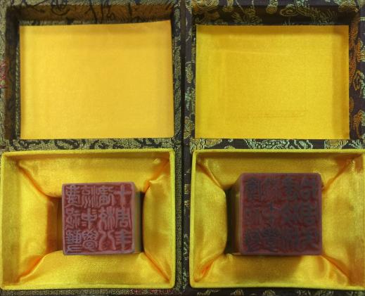 校友倪世伟为学校80周年校庆雕刻的印章