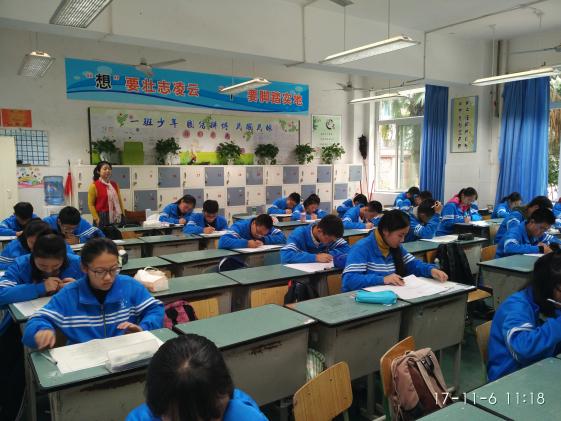 家长和老师一前一后认真监考