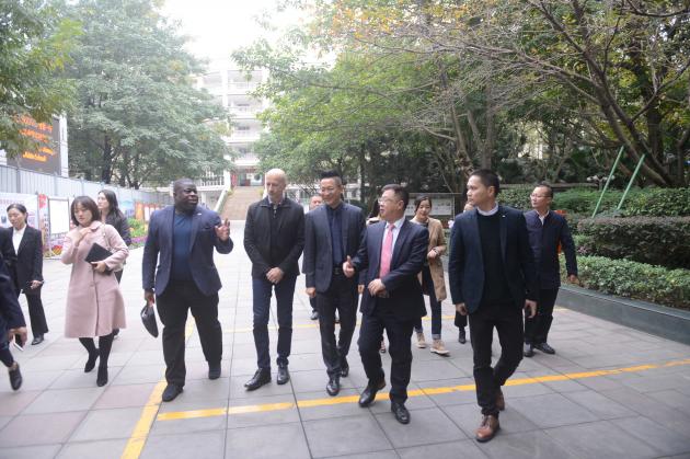 龙清明校长与费隆.格雷交流