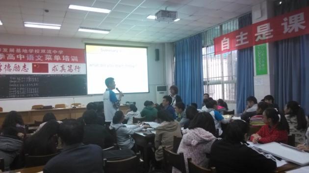 学生课堂上踊跃发言